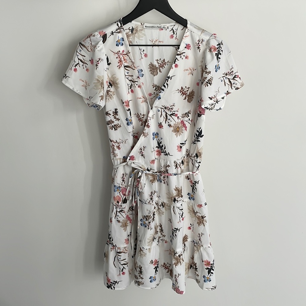 Abercrombie & Fitch White Floral Wrap Dress size S